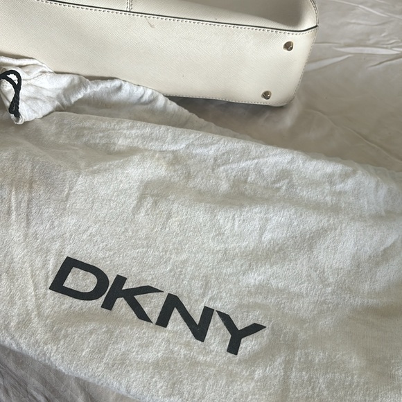 DKNY - Picture 4 of 4